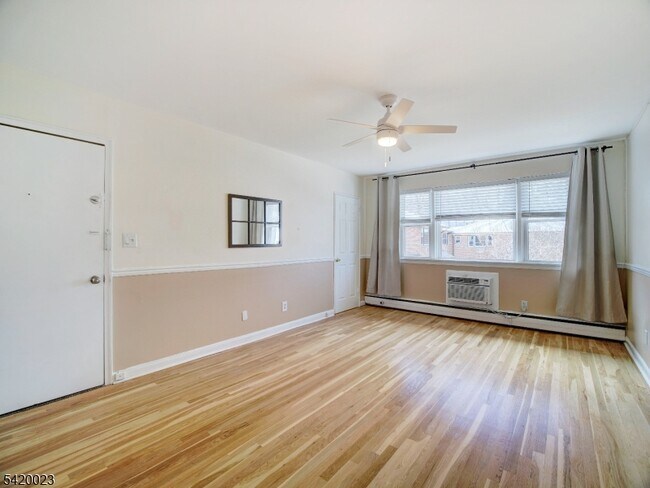 Photo - 741 Bloomfield Ave Unidad A2