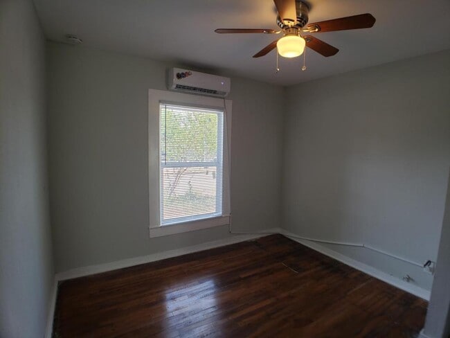 Photo - 205 W Lambert St