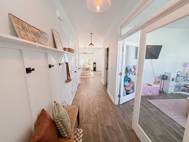 Photo - 208 Sarcoxie Rd