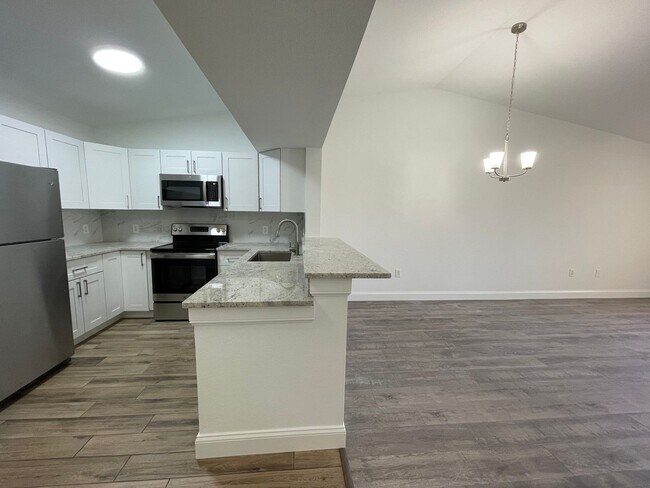 Photo - ANNUAL RENTAL - KEY ROYAL-2 BED 1 BATH THI... Unit 1333