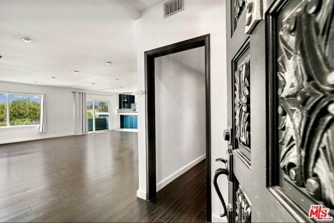 Building Photo - 825 Le Doux Rd Unit 303 Rental