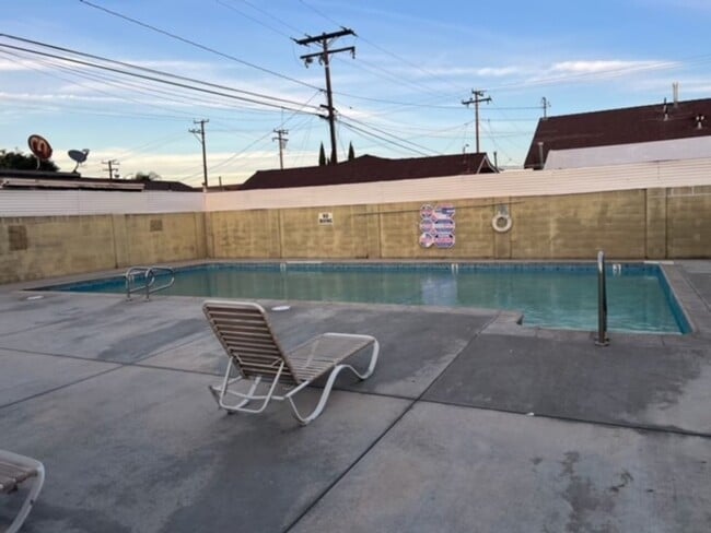 Photo - 2 BDRM, 1 BA WITH PRIVATE YARD AND GARAGE! Apartamento Unidad 257B