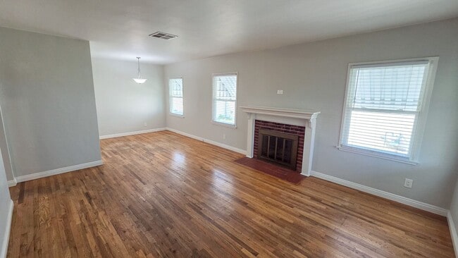 Photo - Beautiful 3 Bed 1 Bath House With Double Garage Available Now!
