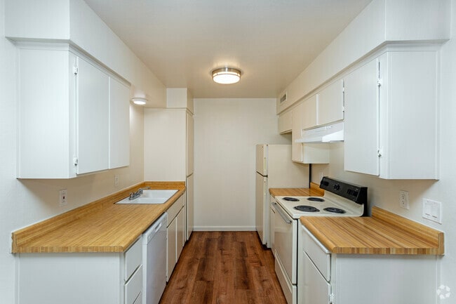 2BR, 2BA - 974SF - Kitchen - Greenwood Apartments