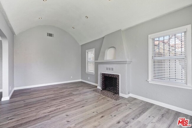 Photo - 1110 W 80th St