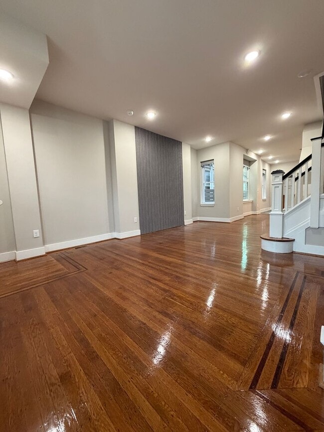 Photo - ??? NEWLY RENOVATED 3 BEDROOMS & 2.5 BATH HOUSE LOCATED IN HADDINGTON