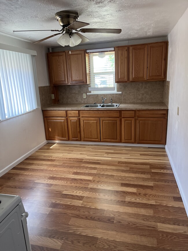 Photo - 1674 Laveta St