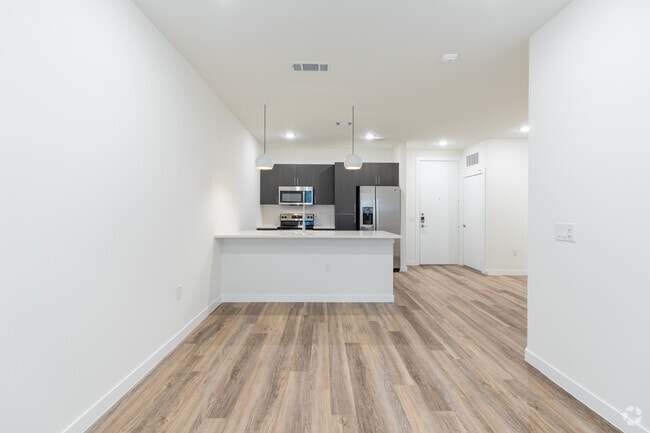 1BR, 1BA - 724SF - Living Room