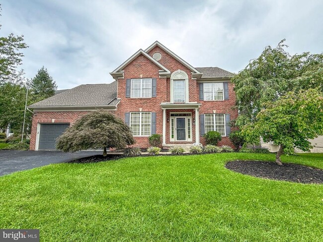 Building Photo - 2242 W Greenleaf Dr