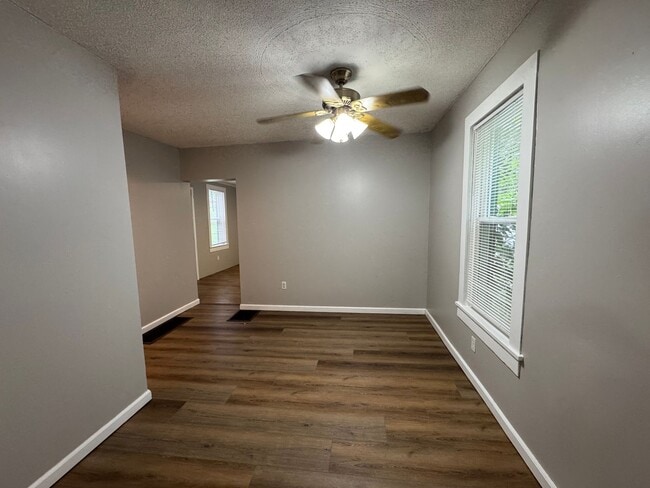 Photo - 205 6th St NW