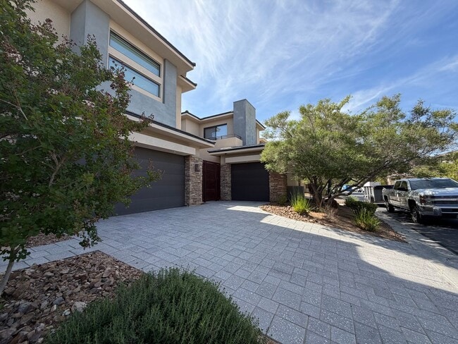 Building Photo - 4 Bed, 4.5 Bath Summerlin Home in The Ridges with Resort-Style Backyard