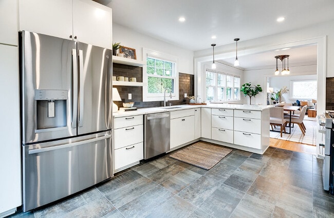 Photo - 522 NE Royal Ct