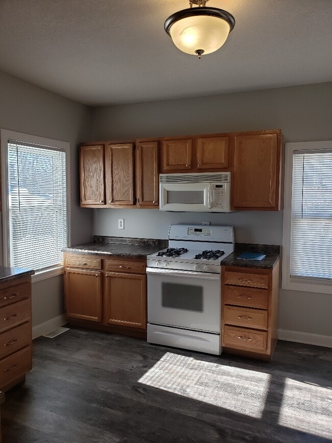 Photo - 326 W 11th St