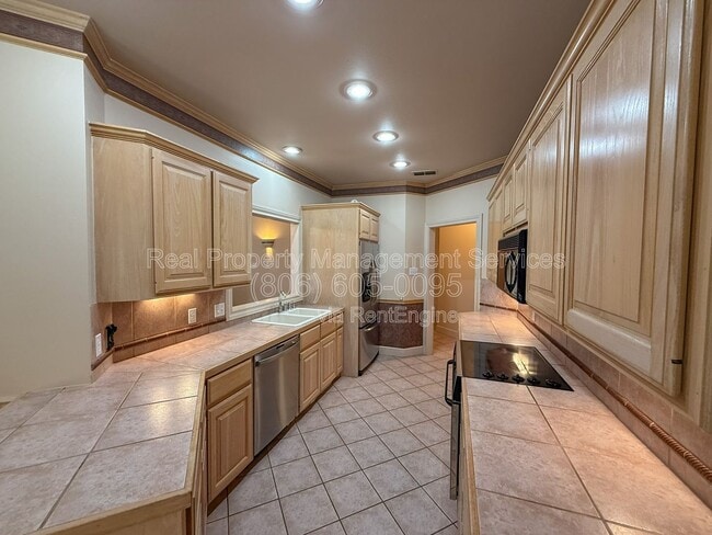 Photo - 2707 Regis St