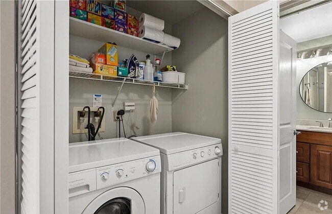Building Photo - "Chic 1-Bedroom Retreat in Anaheim with Gl... Rental