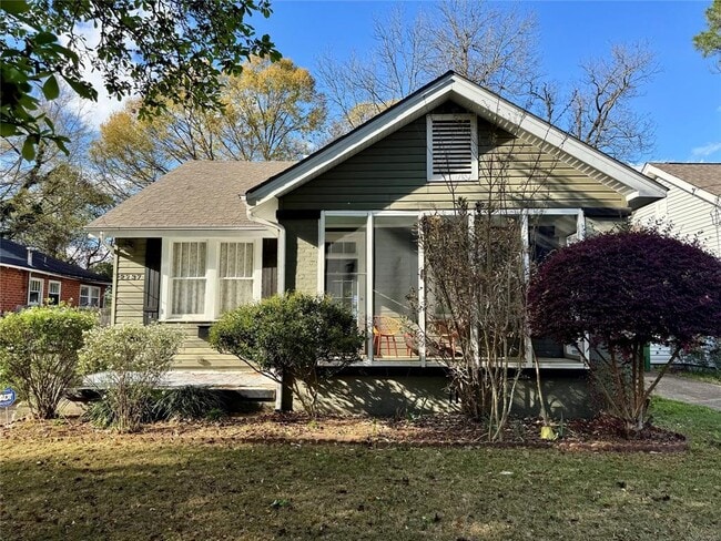 Building Photo - 2237 Winona Ave