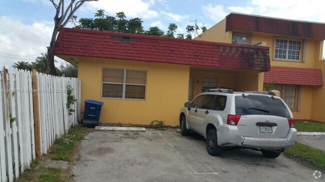 Building Photo - 3 bedroom in Miami Gardens FL 33169 Rental