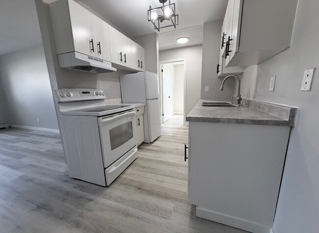 Building Photo - 2 Bed 1 Bath Unit 102