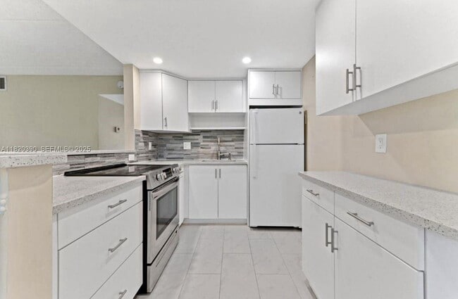 Photo - 100 Village Green Cir E Unidad 111