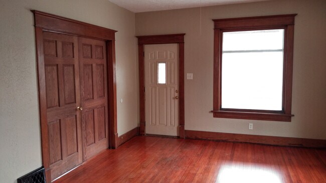 Photo - 145 E 14th St