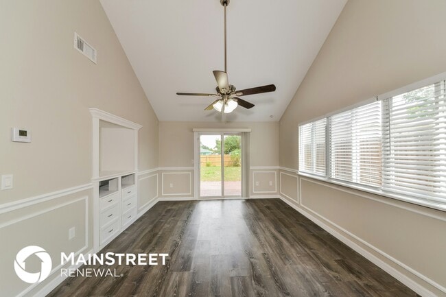 Photo - 2429 Apache St