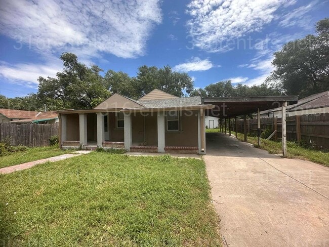 Building Photo - $1295 - 4 bedroom/ 2 bathroom - Single Fam...