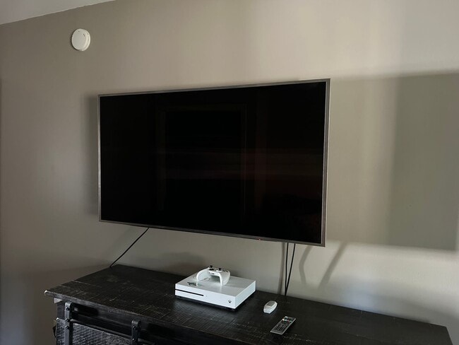 Photo - 740 Rossmore Ave