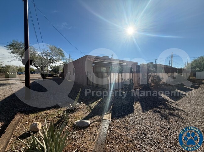 Building Photo - 4013 N Stone Ave