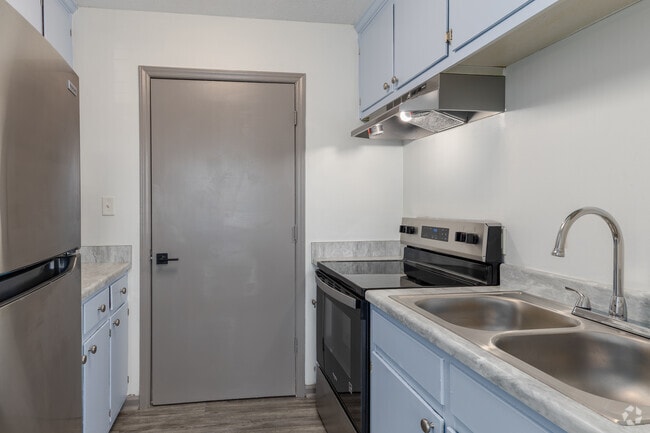 2BR, 1BA - 750SF - Kitchen - Arlington Pointe Apartments
