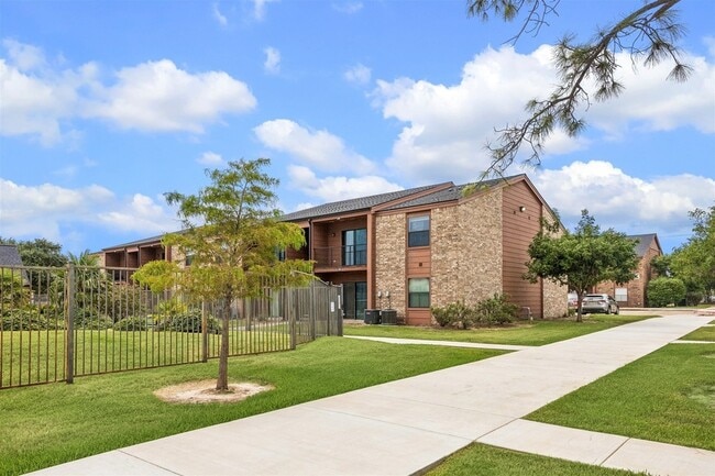 Building Photo - 904 University Oaks Blvd Unit 118
