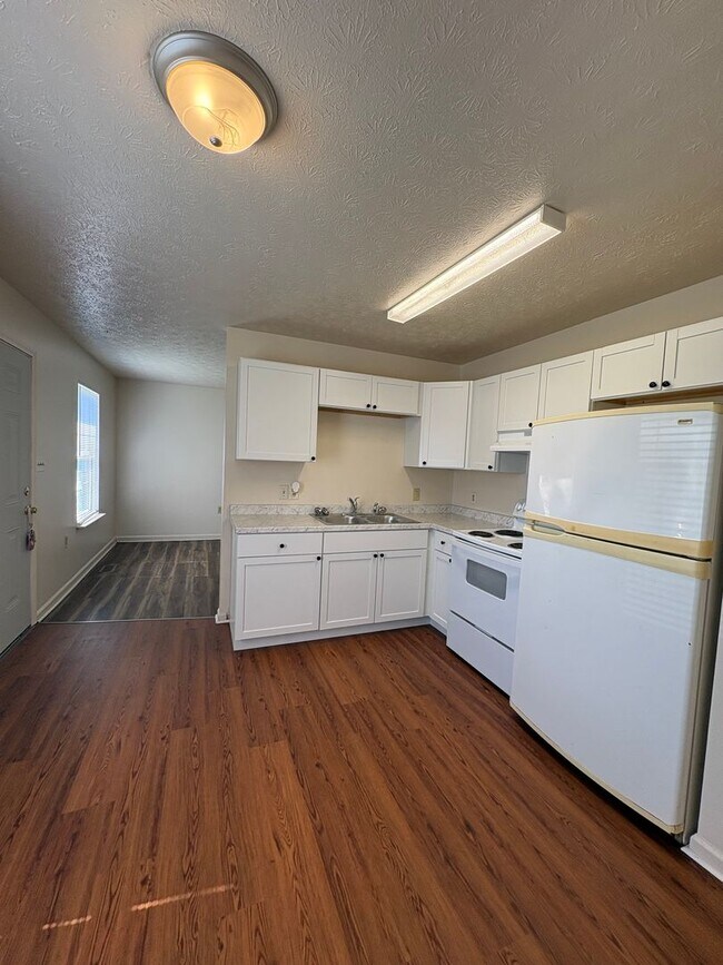 Building Photo - 3 Bedroom 2 Bath Duplex w/ Finished Basement