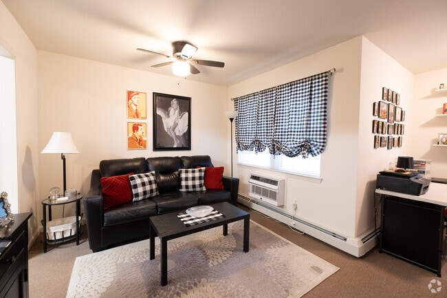 1BR, 1BA - 694SF - Living Room