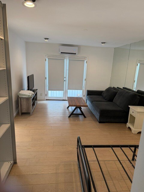 Larger bedroom - capacity for 2