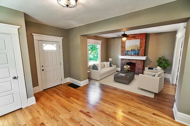 Photo - 5 BEDROOMS + 2.5 BATHROOMS + 3 FREE OFF-ST...