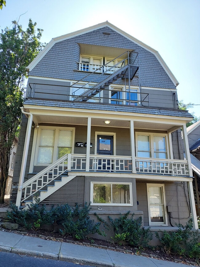 Photo - 209 Williams St