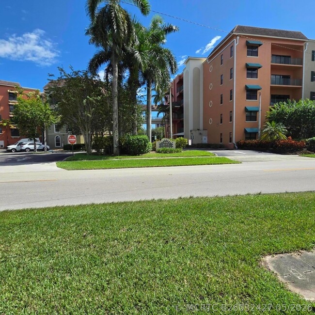 Building Photo - 1640 Presidential Way Unit a201