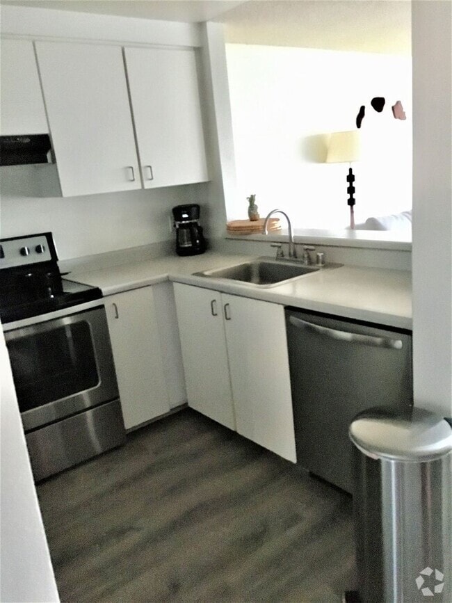Building Photo - Recently Updated Top Floor Kihei Shores Un... Rental