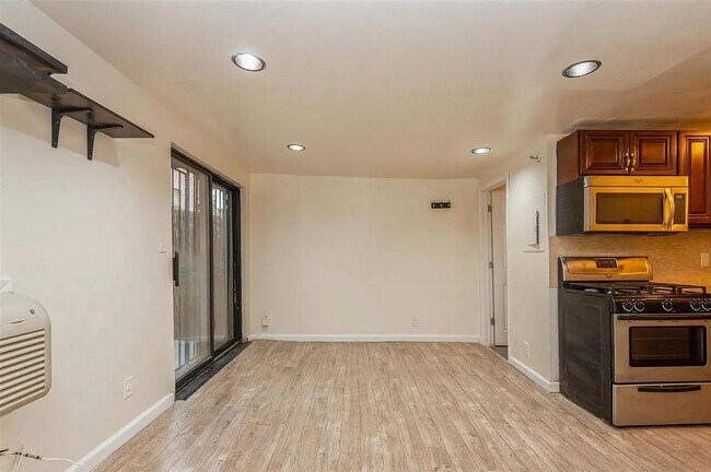 Building Photo - 513 Monroe St Unit 2