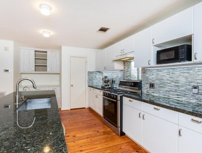 Photo - 5235 Blossom St