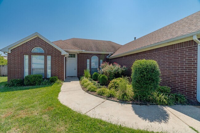 Photo - 3 Bedroom 2 Bath Beautiful West Fayetteville home!! Great Location, Great yard!!