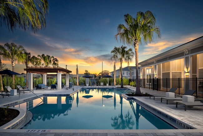 Piscina inspirada en el resort en Jackson Palms Affordable Apartments en Jacksonville, Florida - Jackson Palms