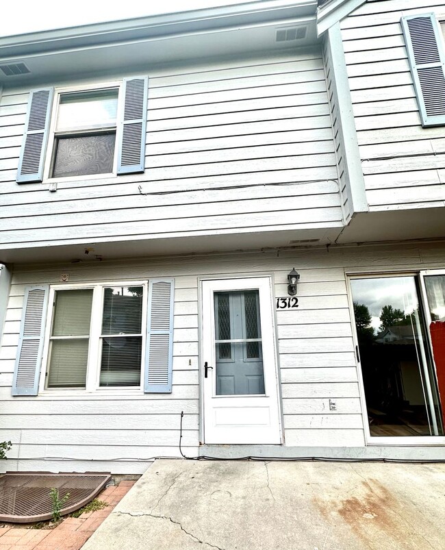 Available NOW!! 2 Bedroom, 2 Bath 3 Story ... - Available NOW!! 2 Bedroom, 2 Bath 3 Story ... House