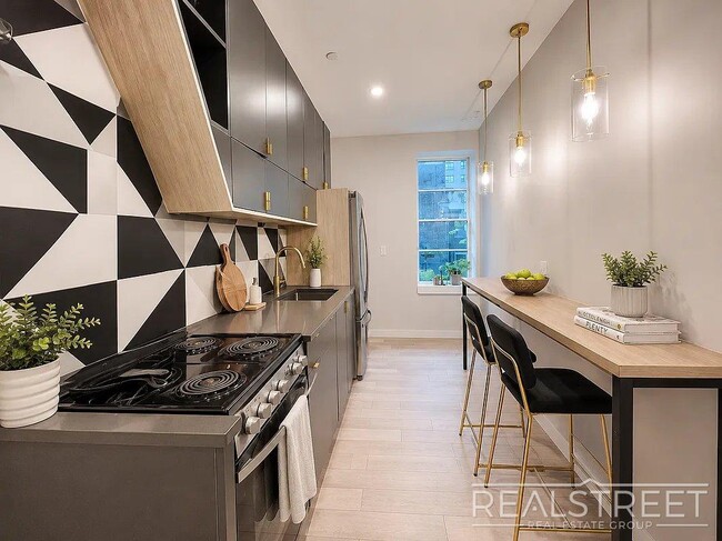 Building Photo - Kent Ave Unit 5A