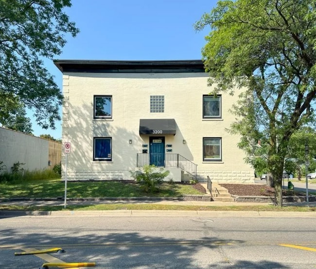 Building Photo - 3200 Bloomington Ave Unit 2