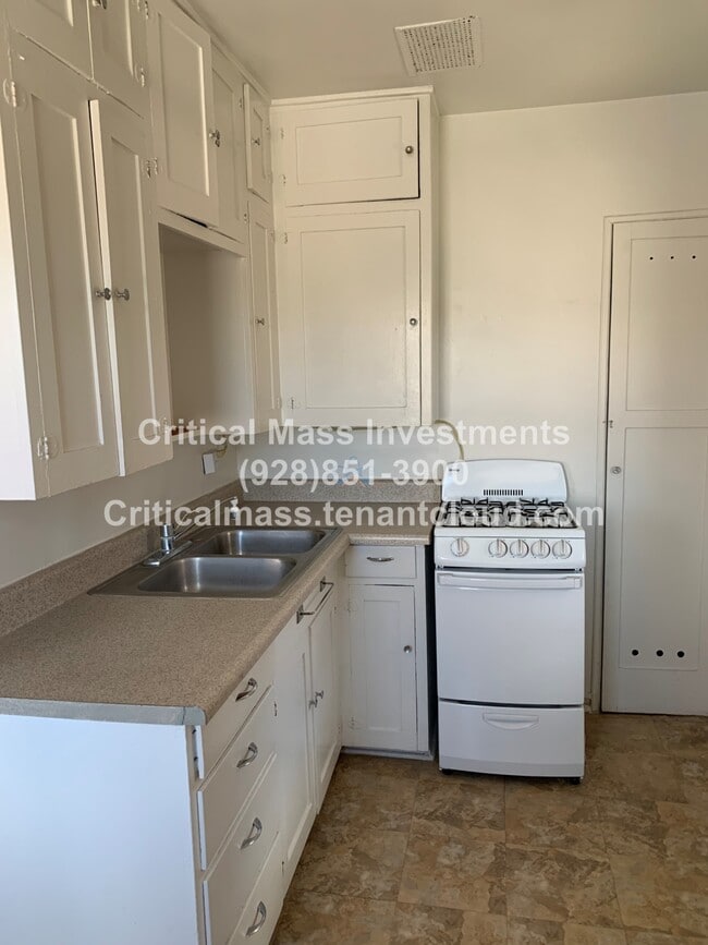 Photo - 403 W Oak St