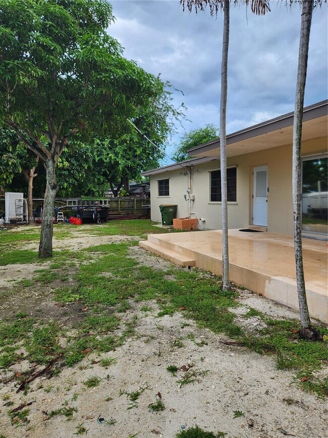 Building Photo - 13935 NE 16th Ct Unit B