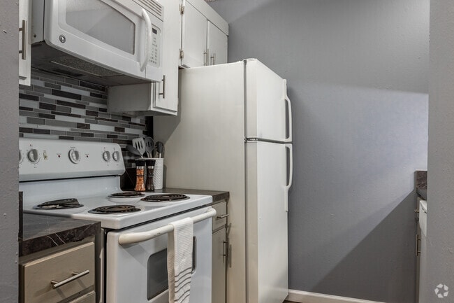 1BR, 1BA - 585SF