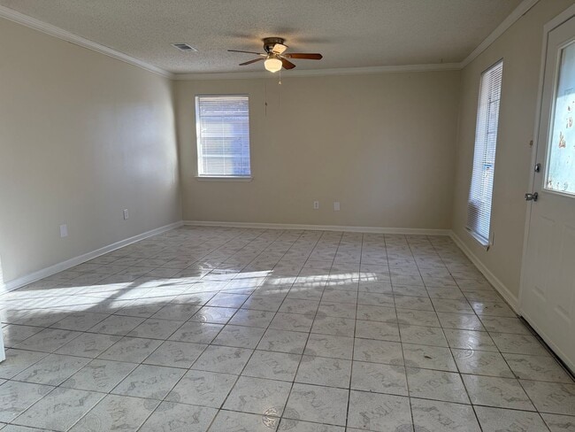 Photo - Charming 3 bedroom 1.5 Bathroom Located in...
