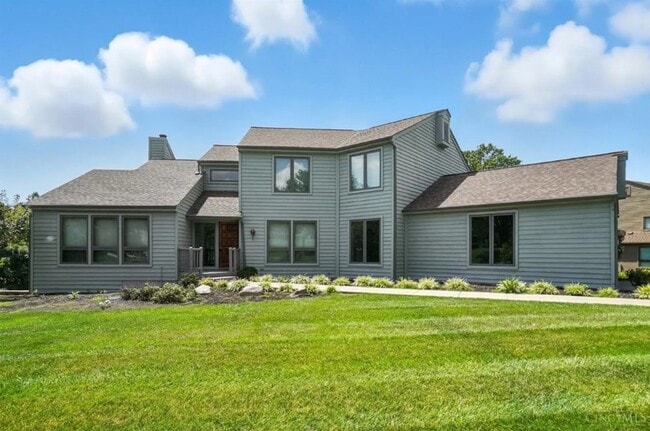 Building Photo - Luxury, Privacy, and Convenience All in One!