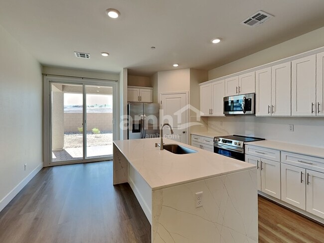 Photo - 850 English Primrose St